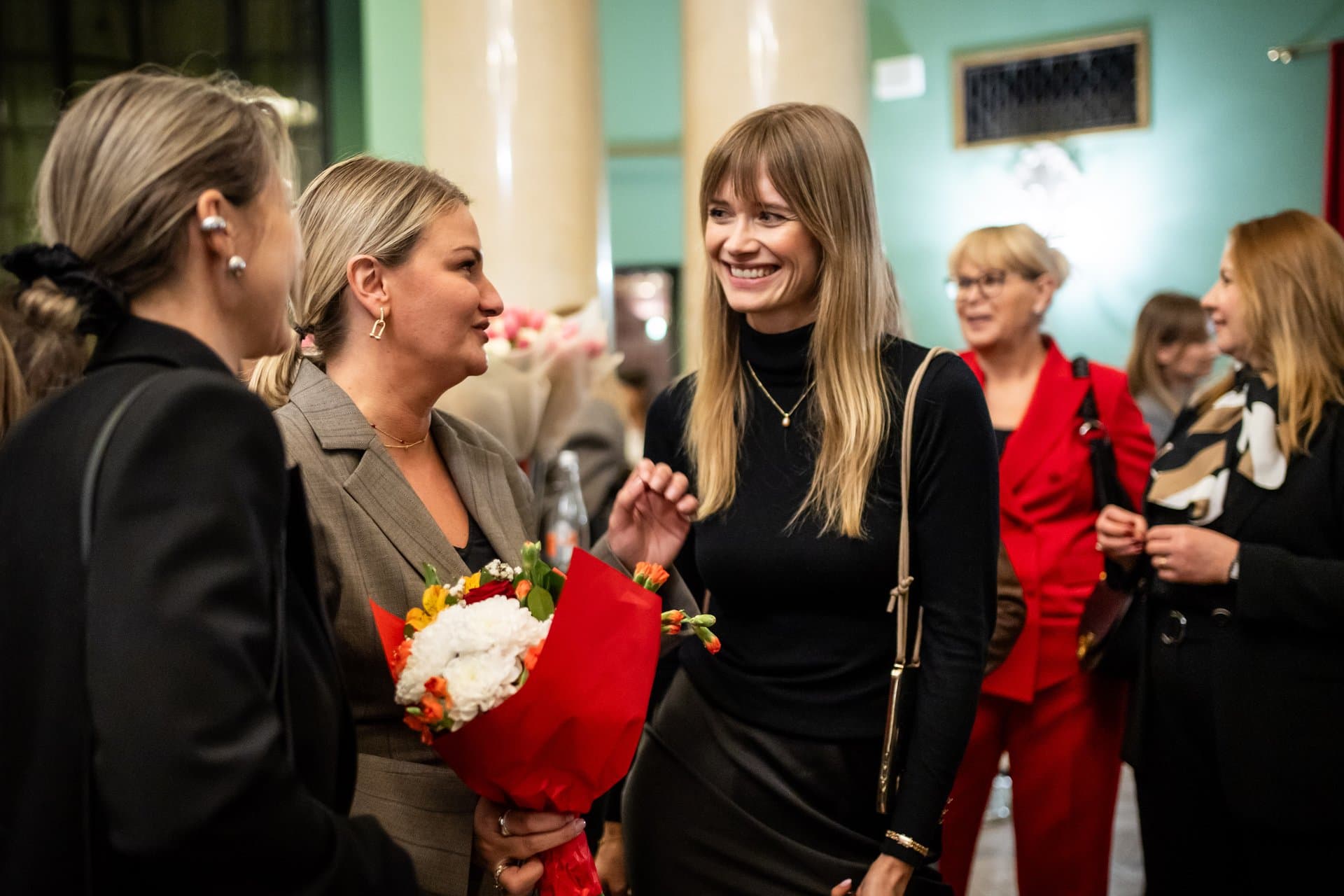 Rozmowa i kwiaty wśród uczestniczek wydarzenia